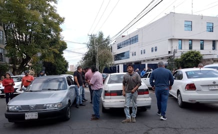 Taxistas bloquean calles de Naucalpan por detención arbitraria de franelero