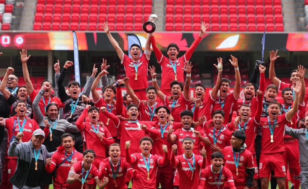 ¡Campeones! Los Diablos del Toluca Sub-23 celebran la obtención del título de la Liga MX tras imponerse a FC Juárez en el Estadio Nemesio Diez. Foto: Especial