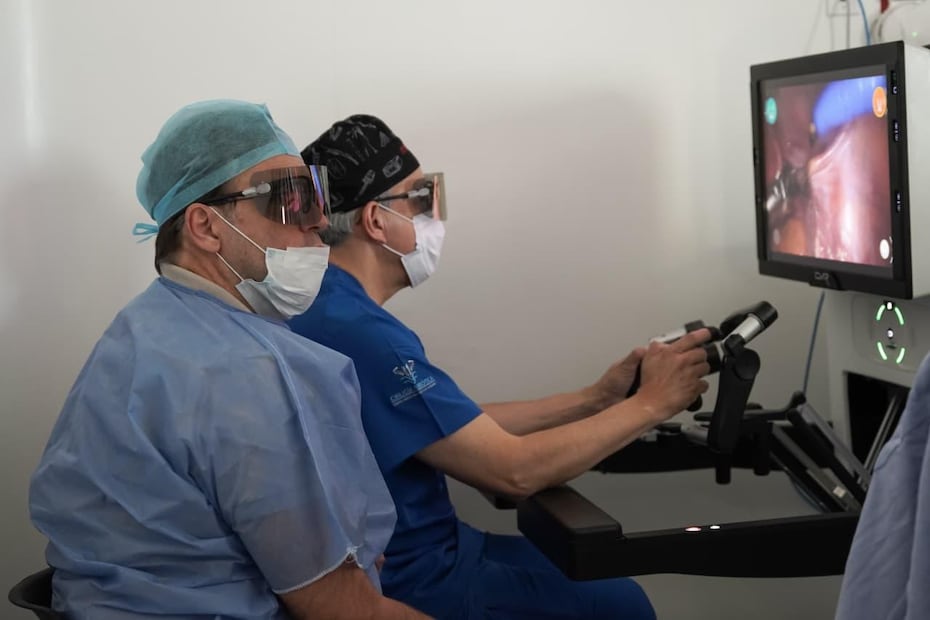 El sistema robótico traduce sus movimientos con precisión superior a la manual, abriendo un futuro de mínima invasión y máxima efectividad para los pacientes del Edomex. Foto Especial