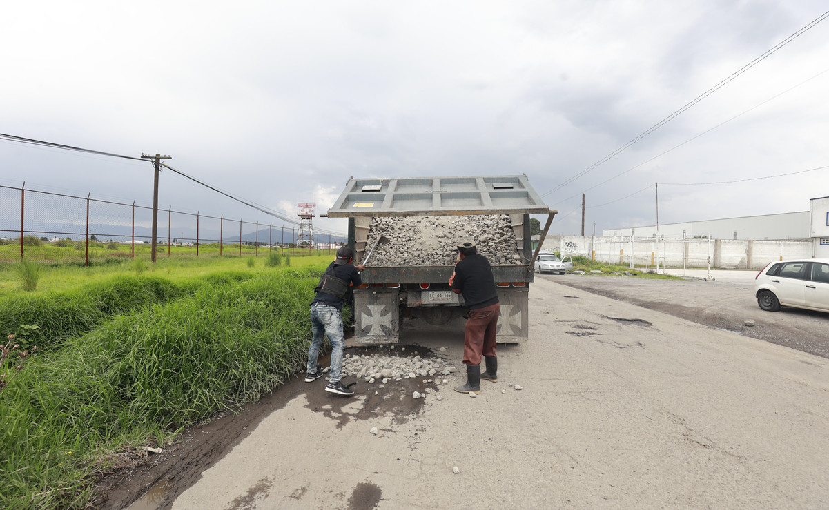 Transportistas de Toluca acondicionan una vialidad por su cuenta, hartos de los baches y asaltos / Foto: Alejandro Vargas