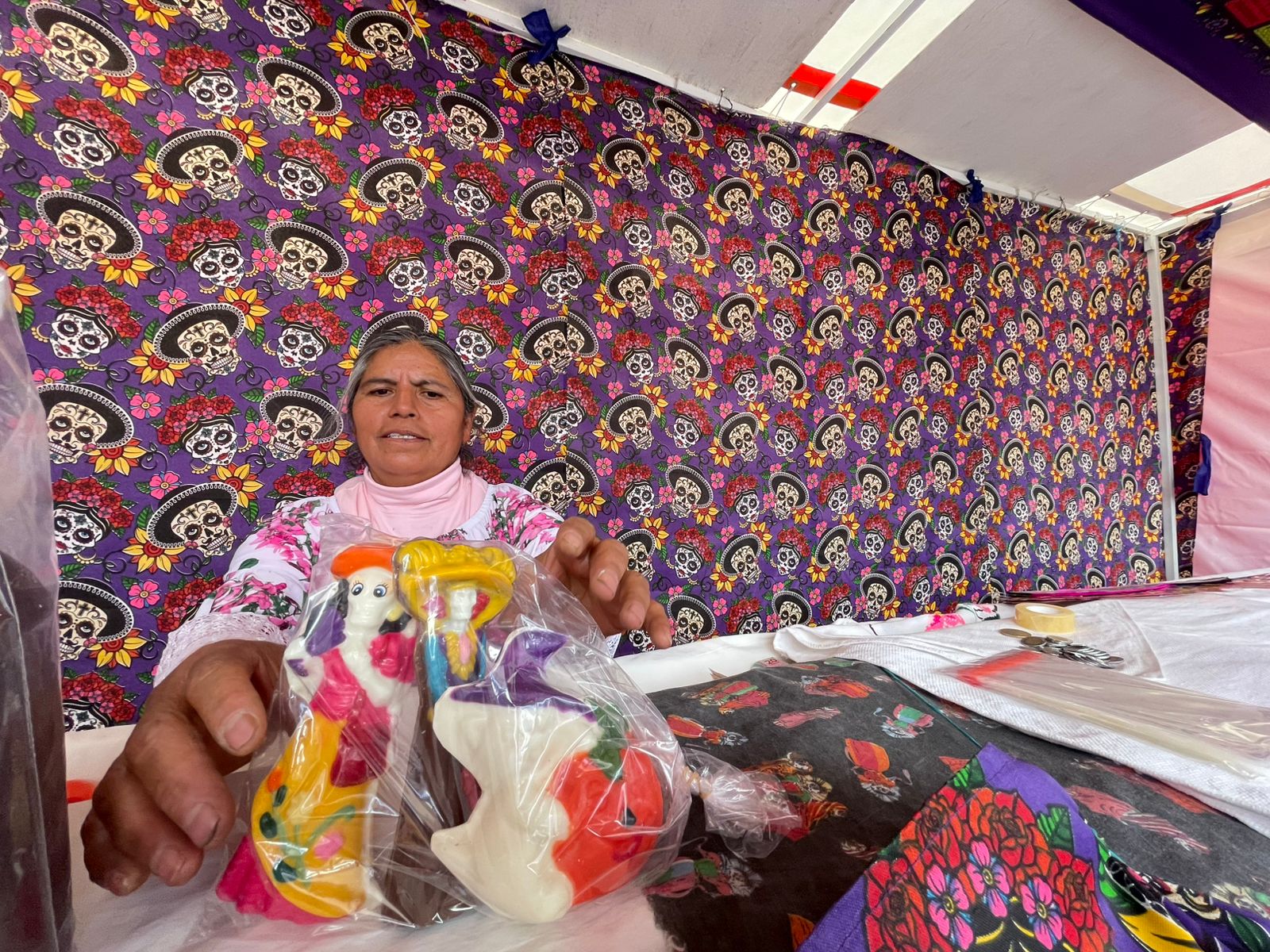 La artesana también elabora figuras temáticas con el Día de Muertos. Foto Michelle Sánchez