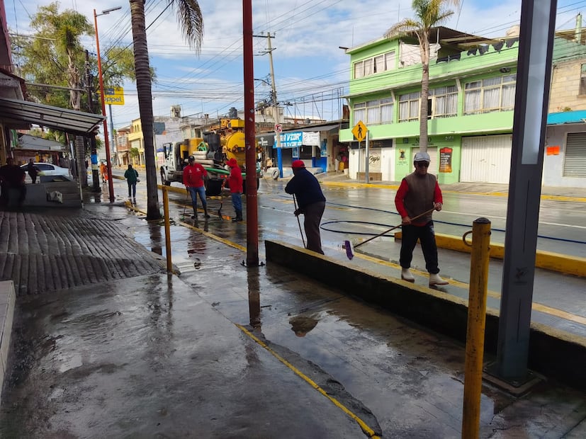 Elementos de seguridad y vialidad mantienen el abanderamiento en las zonas donde se realizan las labores. Foto especial