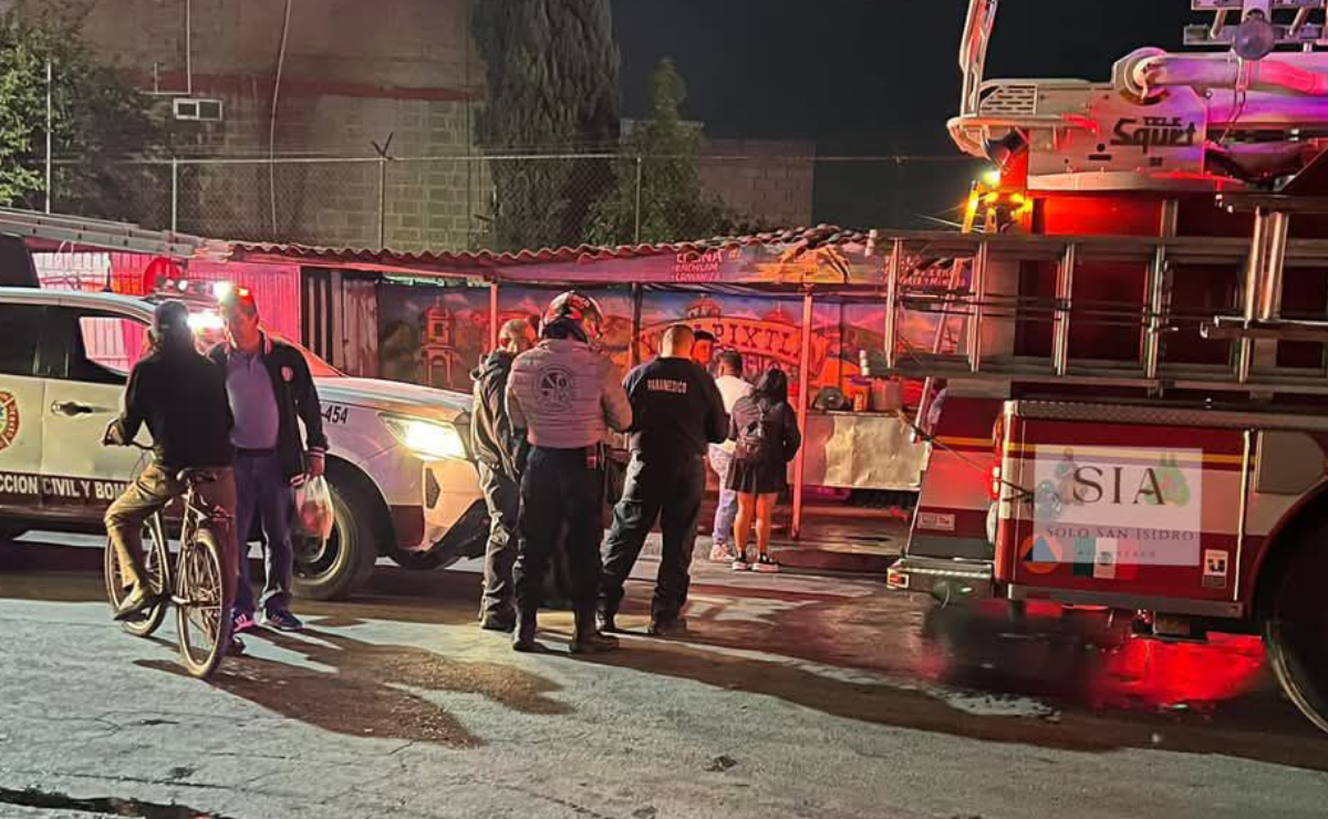 Las llamas consumen una taquería en la colonia Independencia de Ecatepec. Autoridades trabajan para controlar la situación. Foto: Especial