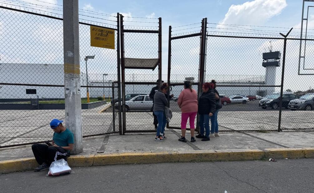 Familiares de personas privadas de la libertad señalaron problemas de ventilación, agua y atención médica en el penal. Foto Emilio Fernández / El Universal