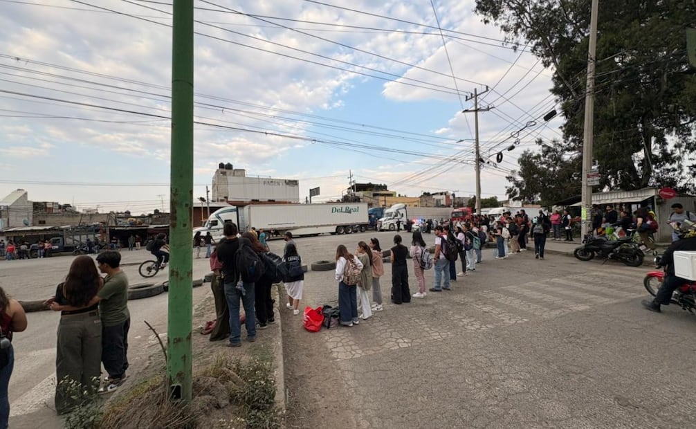 Los manifestantes denuncian el mal estado de las avenidas Jiménez Gallardo y la México-Querétaro. Foto Arturo Contreras / El Universal