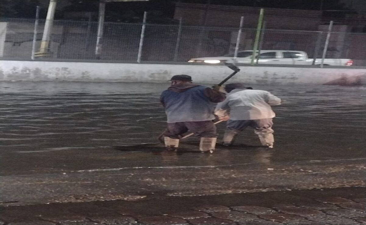 Por la gran cantidad de agua que se generó se detectaron escurrimientos hacia varias calles / Foto: Especial