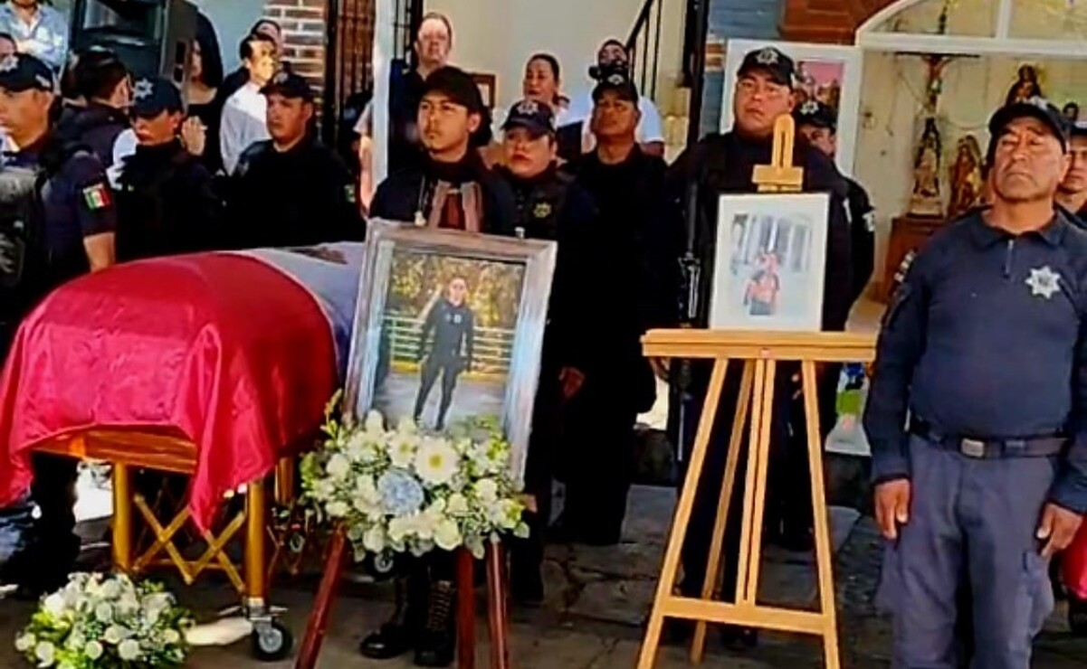 Los tres féretros de los policías fueron colocados en la plancha principal del municipio. Foto: Especial