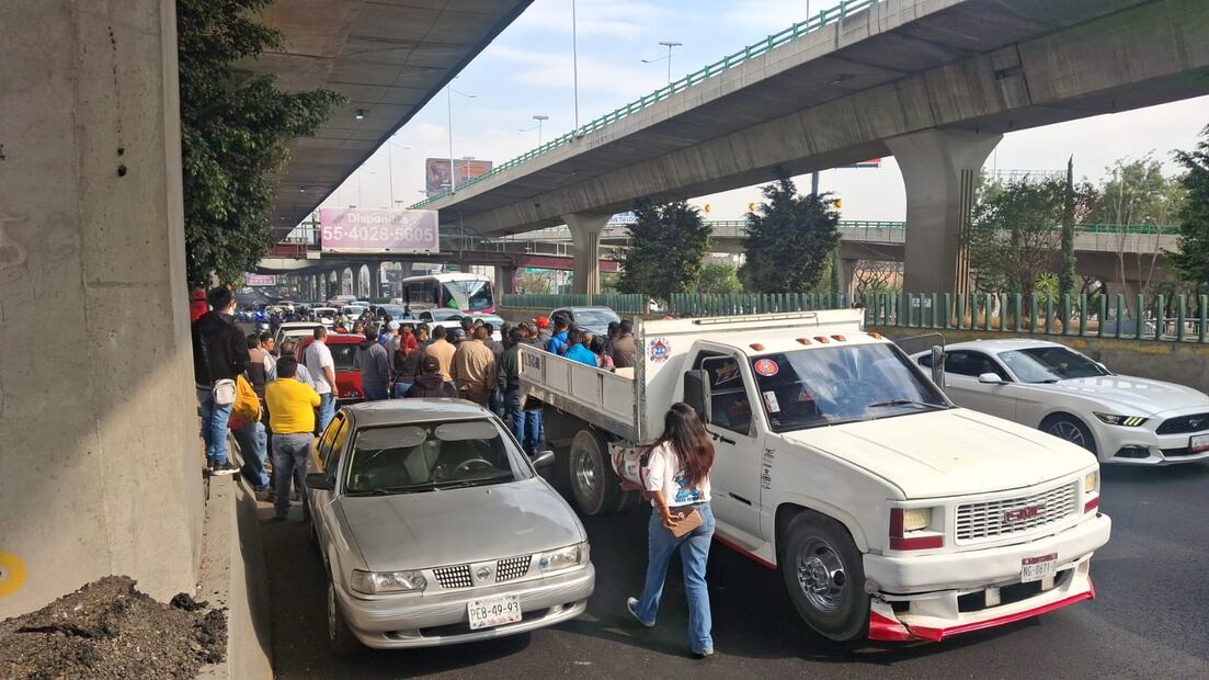 La circulación se restableció tras un diálogo que los inconformes tuvieron con autoridades del Estado. Foto. Gisela González. El Universal