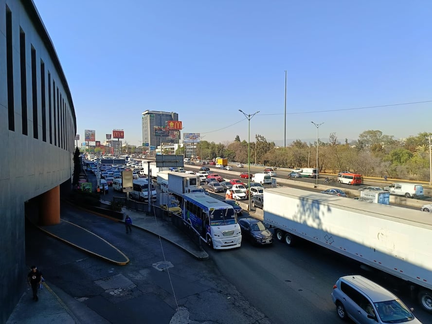 Debido a que los trabajos concluyen a finales de este mes, la mejor alternativa es tomar vías alternas por el intenso congestionamiento vial. Foto. Gisela González