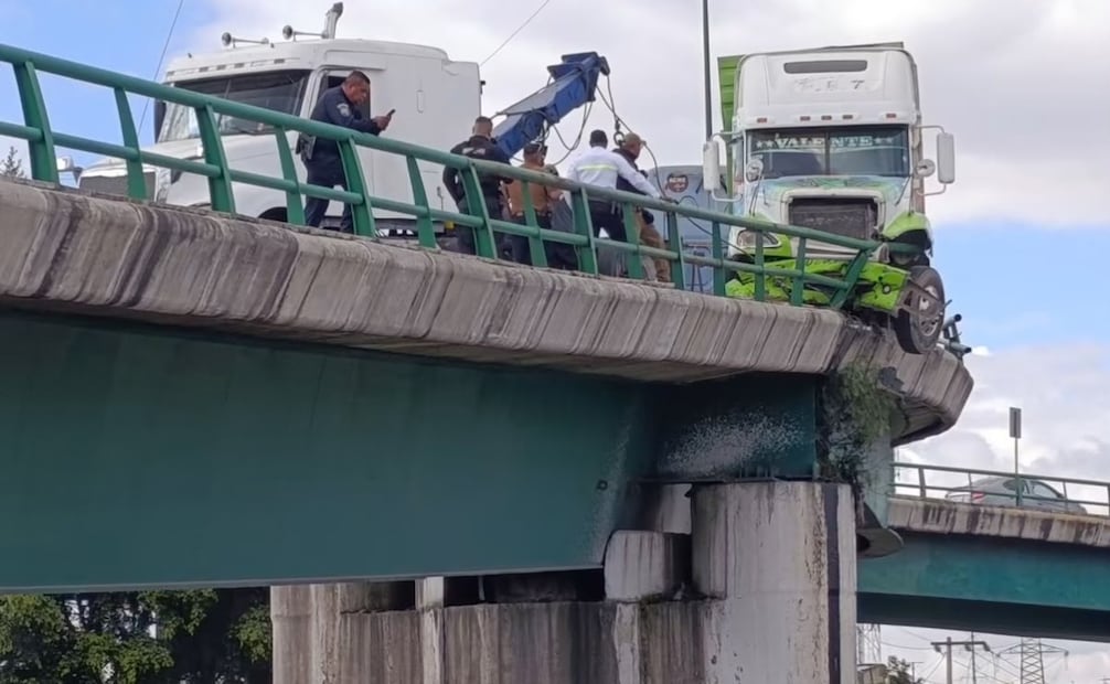 Las labores para retirar la pesada unidad interrumpieron por completo la circulación en la carretera Cuautitlán-Tlalnepantla. Foto Especial