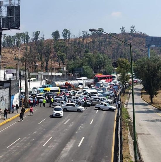 “Ni un muerto más”: Taxistas bloquean la México-Pachuca tras asesinato de chofer 