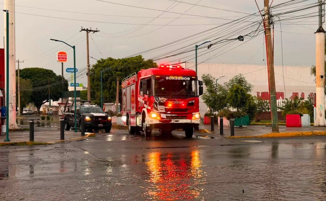 Personal de Operagua y servicios de emergencia trabajaron a marchas forzadas para abrir y limpiar el drenaje. Foto Especial