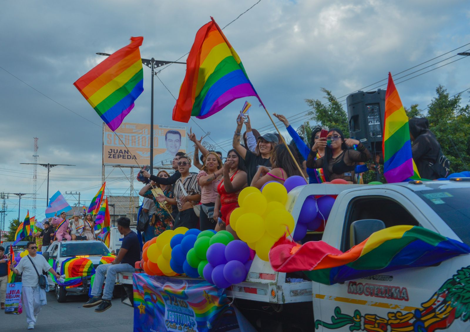 Las banderas y globos con los colores que identifican a la comunidad no podían faltar. Foto Especial