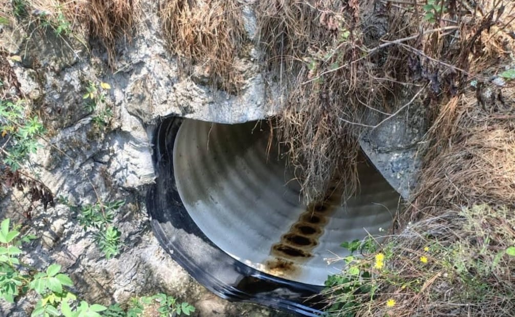 Habitantes de Magdalena Chichicaspa vigilan el suministro de agua para asegurar que no existan residuos químicos en la red local. Foto Especial
