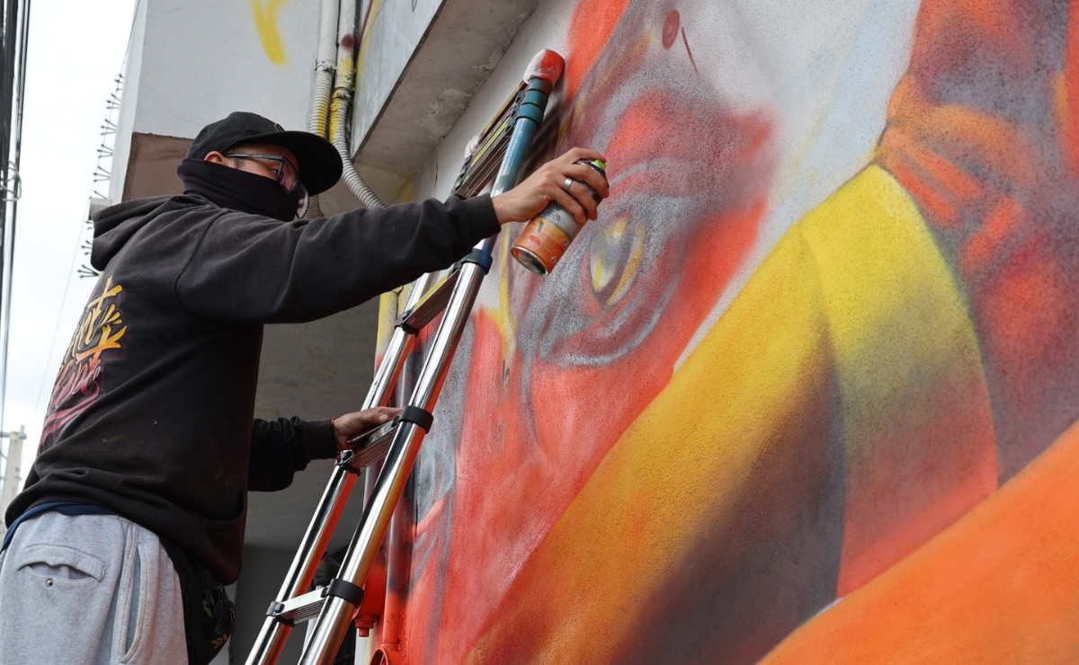 El artista "Tolbe" amplía su icónico mural cerca del Estadio Nemesio Diez, sumando el trofeo del Deportivo Toluca y un homenaje a la afición, consolidando una galería urbana para la ciudad. Foto: Roberto Guerrero