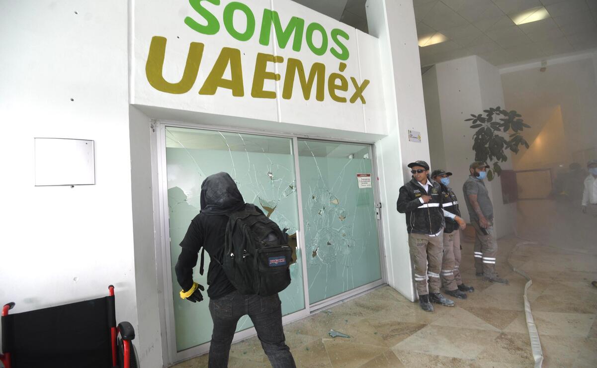 El edificio administrativo de la UAEMéx fue vandalizado durante la manifestación estudiantil el pasado viernes. Foto: Arturo Hernández/ El Universal Estado de México