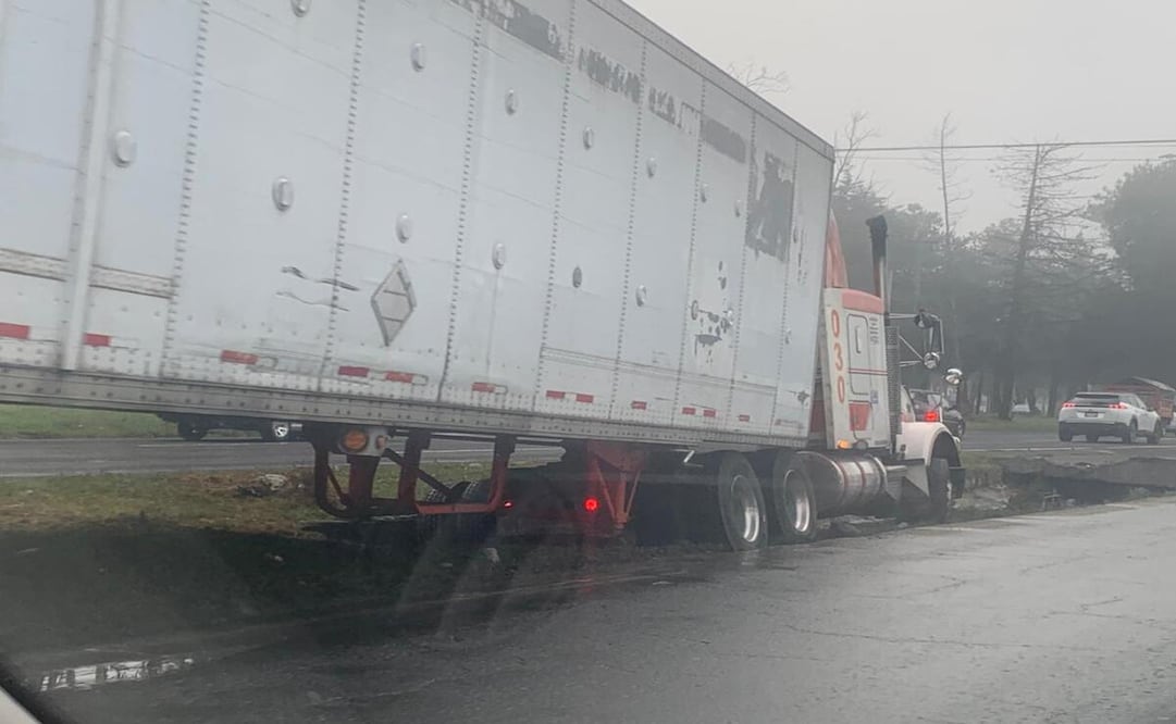 El accidente se registró cuando el chófer intentó incorporarse a carriles centrales / Foto Especial