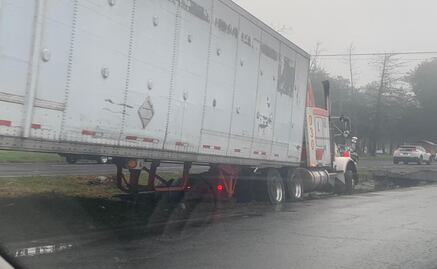 Tráiler provoca caos vial en la Toluca-Atlacomulco