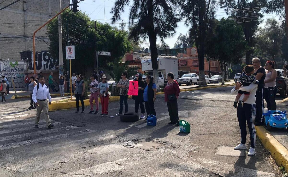 Sin agua en Tequexquinahuac: Vecinos bloquean la avenida Gustavo Baz en Tlalnepantla