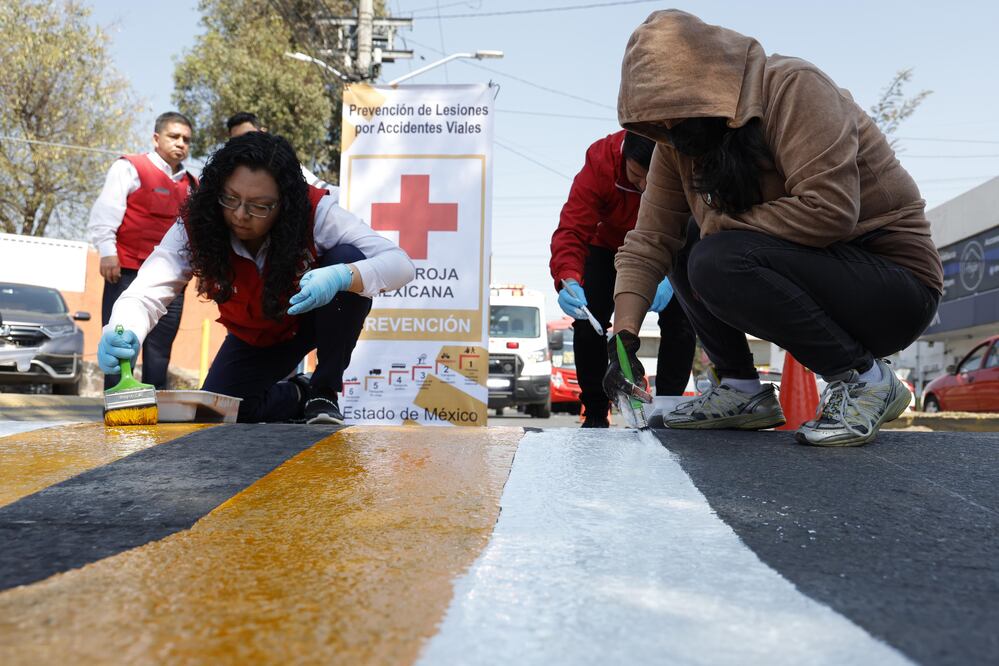 La empresa COMEX donó pintura reflejante para señalizar cruces escolares y mobiliario urbano, mejorando la seguridad vial. Foto Arturo Hernández