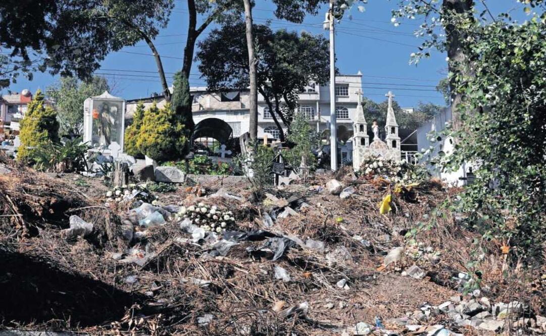 Los residuos pueden verse desde Paseo Matlazincas, ya que la recolección de basura en el panteón no ha ocurrido. Foto: Jorge Alvarado
