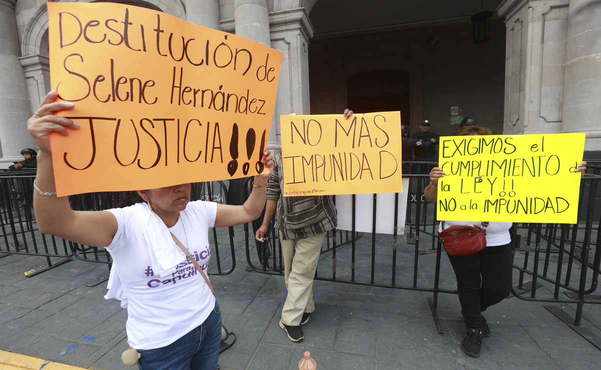 Los vecinos tomaron el palacio municipal de Capulhuac para evitar que Selene Hernández Herrera tome nuevamente posesión como alcaldesa. Foto: Alejandro Vargas / El Universal Estado de México