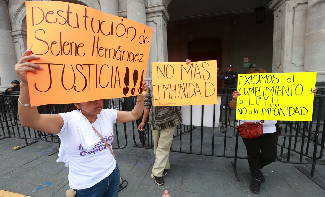 Los vecinos tomaron el palacio municipal de Capulhuac para evitar que Selene Hernández Herrera tome nuevamente posesión como alcaldesa. Foto: Alejandro Vargas / El Universal Estado de México