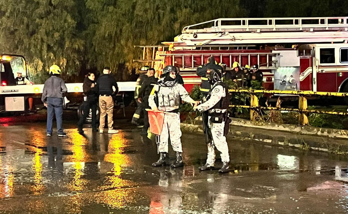 Bomberos y Protección Civil trabajan para rescatar un auto caído al canal en Cuautitlán Izcalli. Foto: Especial