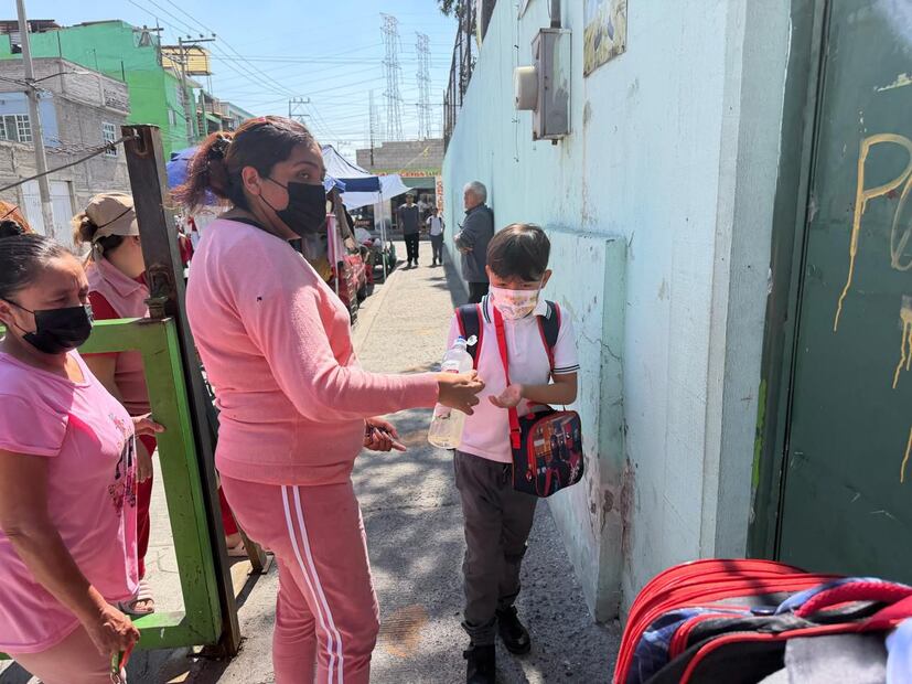 En diversas escuelas, el ingreso de alumnos se realiza sin la toma de temperatura ni aplicación de gel antibacterial. Foto Especial