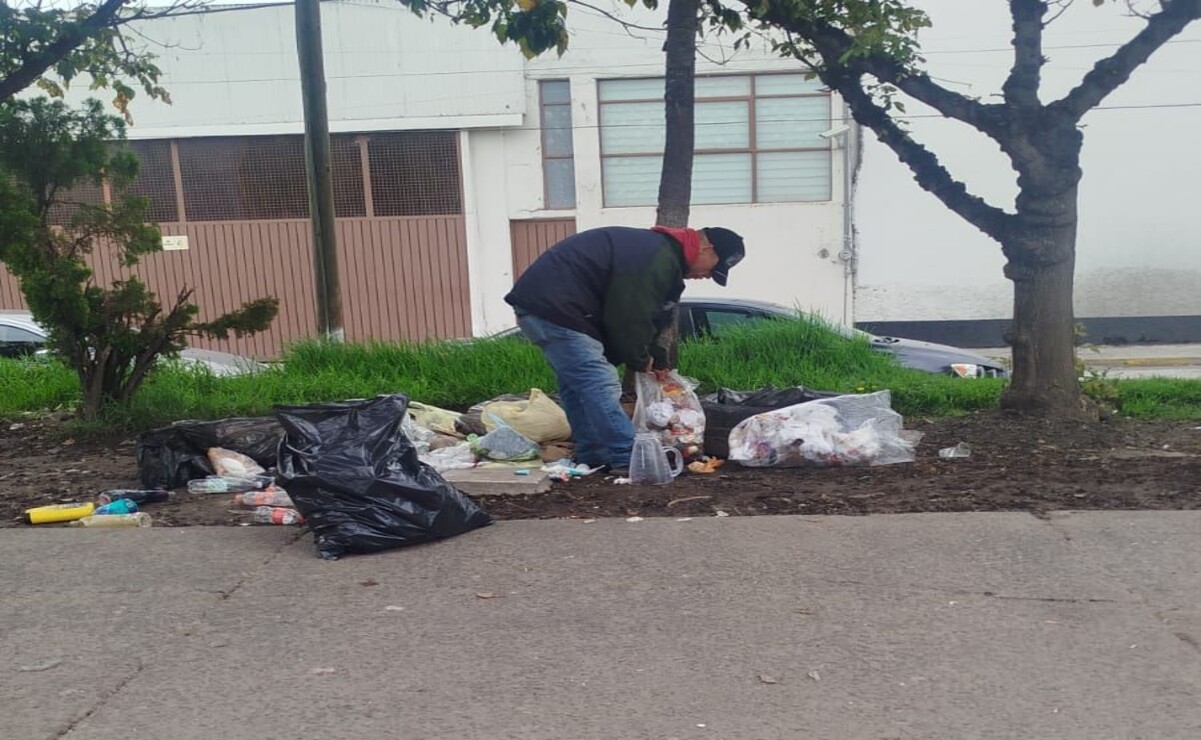 Ocho mujeres y hombres han sido detenidos en flagrancia arrojando basura en la vía publica en Toluca. Foto: Especial