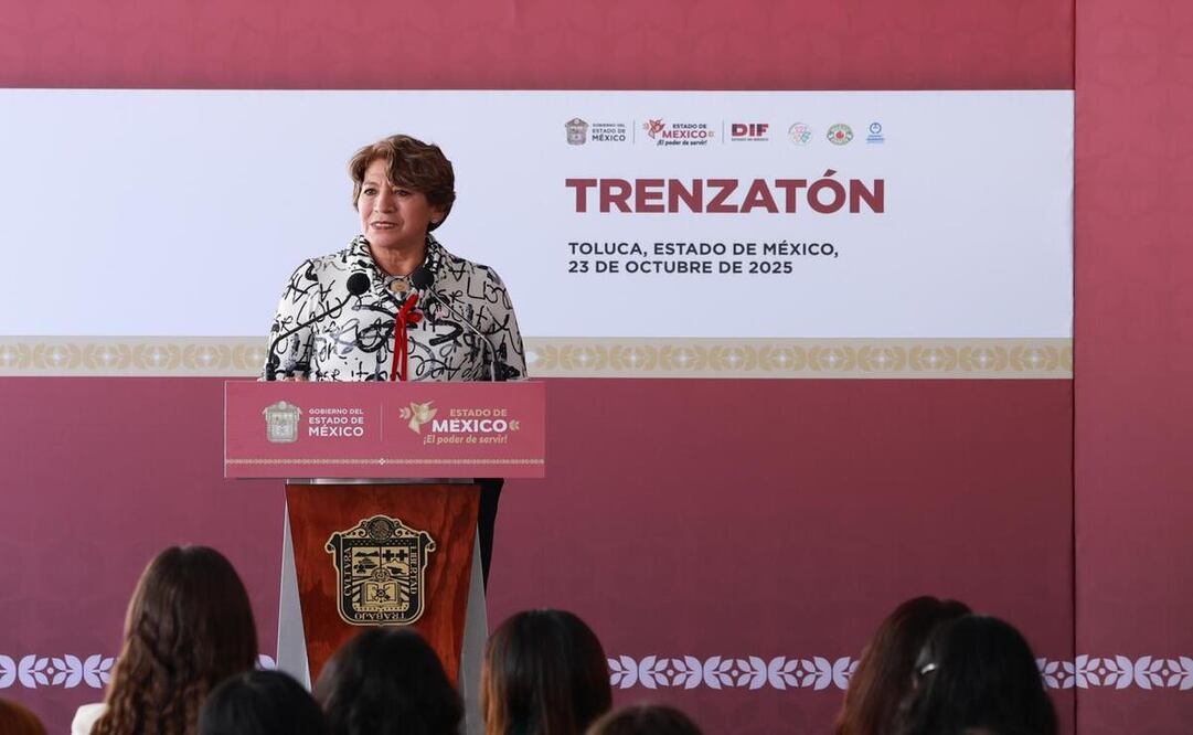 La gobernadora del Estado de México, Delfina Gómez Álvarez encabezó en la explanada del Teatro Morelos el Bazar con Causa / Foto Alejandro Vargas