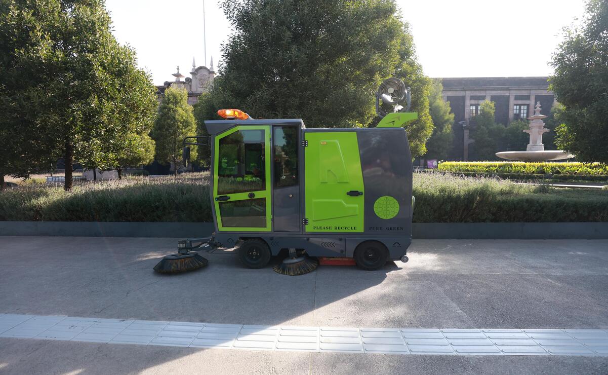 Se incorporaron tres barredoras eléctricas para limpiar las calles de Toluca. Foto: Alejandro Vargas