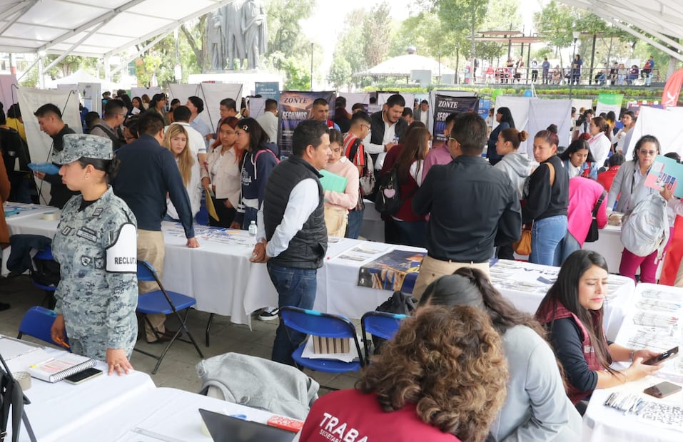 Jóvenes acudieron a la feria en busca de oportunidades laborales con empresas participantes. Foto especial
