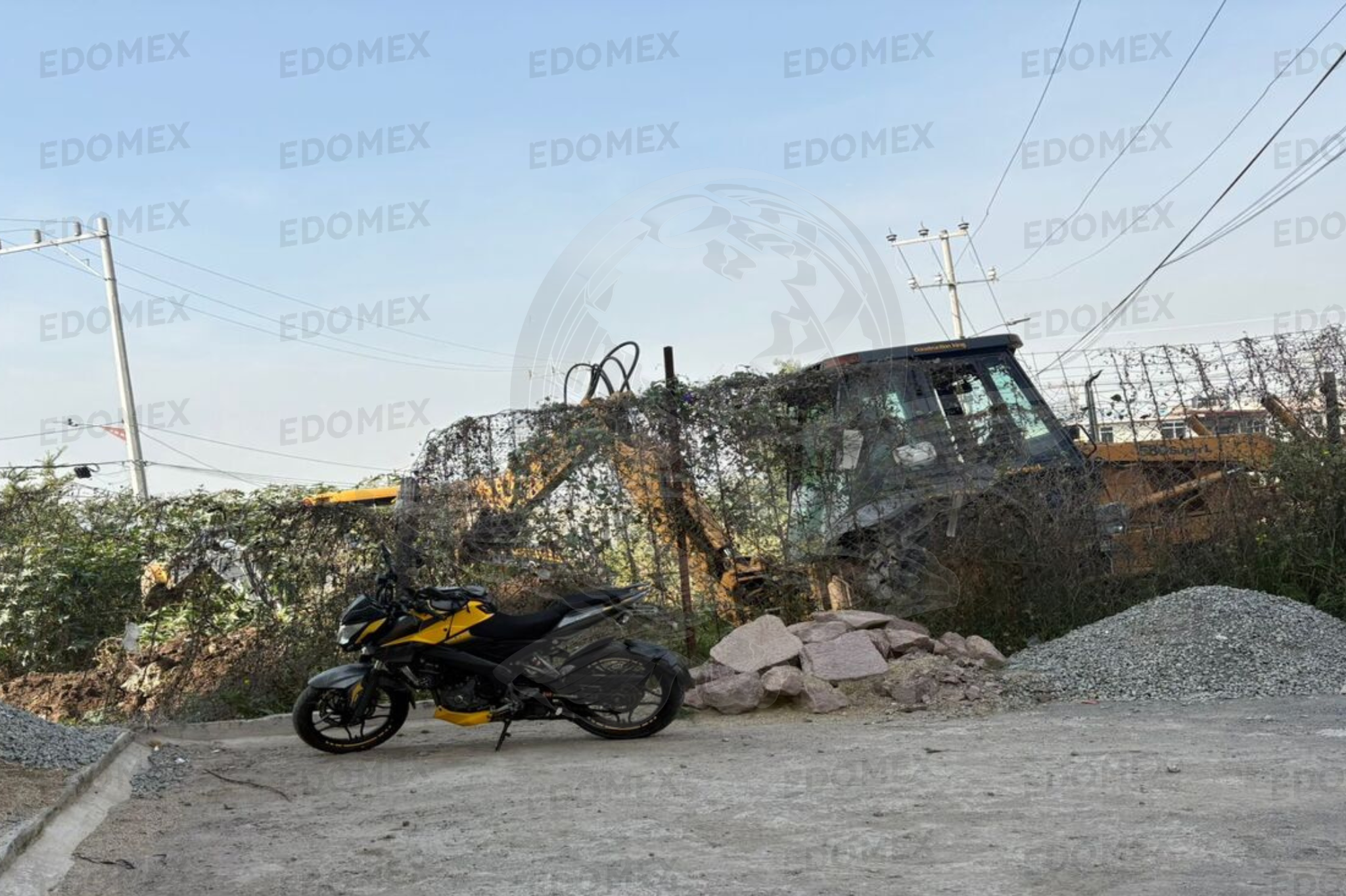 Con máquinas retroexcavadoras realizan movimientos para remover escombros de casas / Foto Arturo Conteras