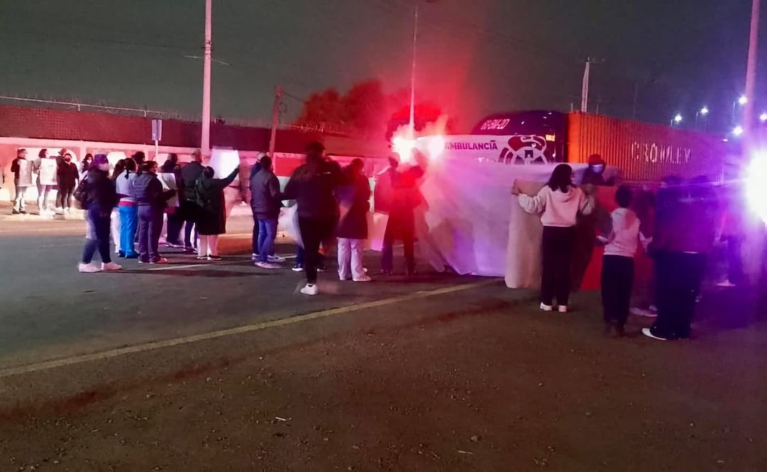 Elementos de Tránsito Municipal implementan operativos de desvío para salvaguardar a los manifestantes y orientar a los automovilistas. Foto Especial