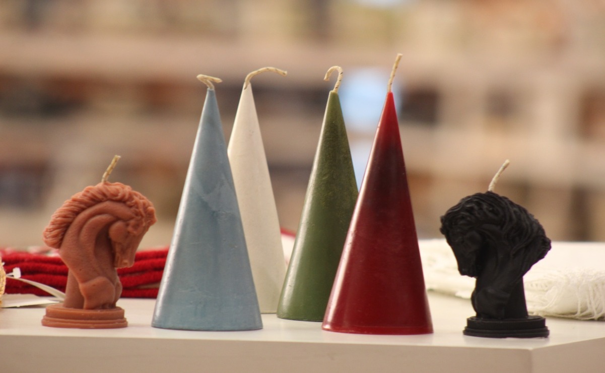 Las velas que realizan los artesanos mexiquenses se caracterizan por sus llamativos colores y formas peculiares. Foto: Especial