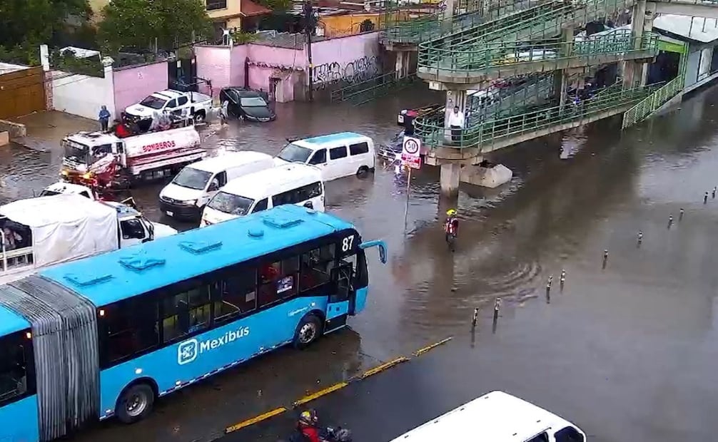 Las unidades articuladas de las Líneas 2 y 4 detuvieron su marcha debido a los altos niveles de agua en las vías. Foto Especial