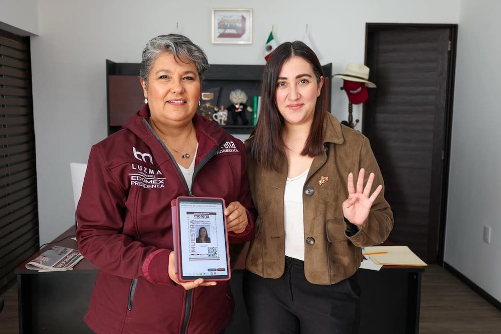 La presidenta de Morena Edomex, Luz María Hernández, da la bienvenida oficial a Nayeli Gómez Castillo al movimiento de la 4T. Foto Especial