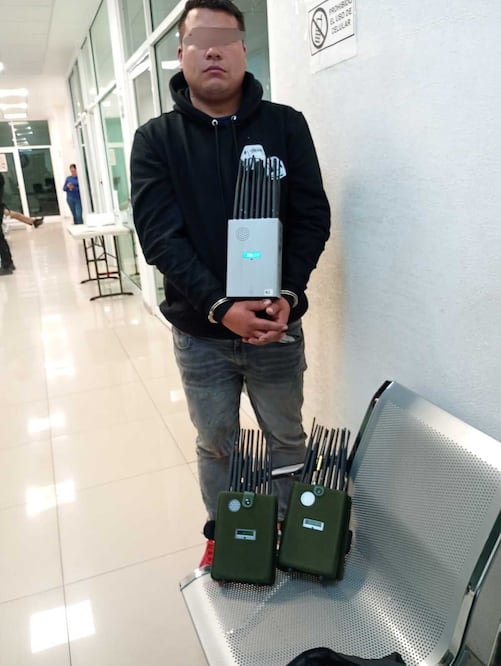 El video de las cámaras del C4 muestran que el conductor de un tráiler ayudó también a cerrarle el paso, pues en múltiples ocasiones, el ladrón que conducía la unidad de carga, intentó rebasar y el tractocamión se lo impedía. Foto: especial