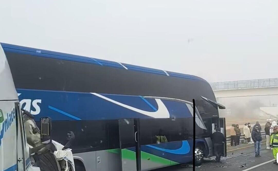 Un tráiler chocó con un autobús en la carretera Toluca-Atlacomulco. Foto: Especial
