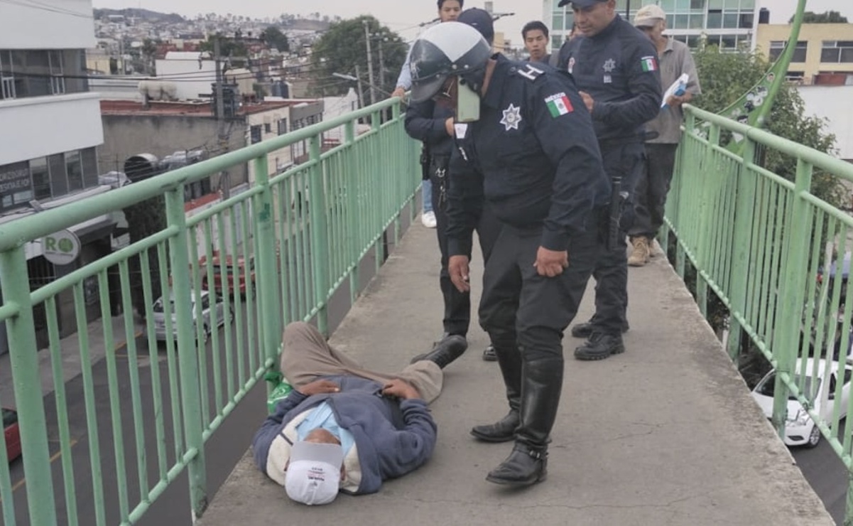 El señor se desvaneció en un puente peatonal / Foto Especial
