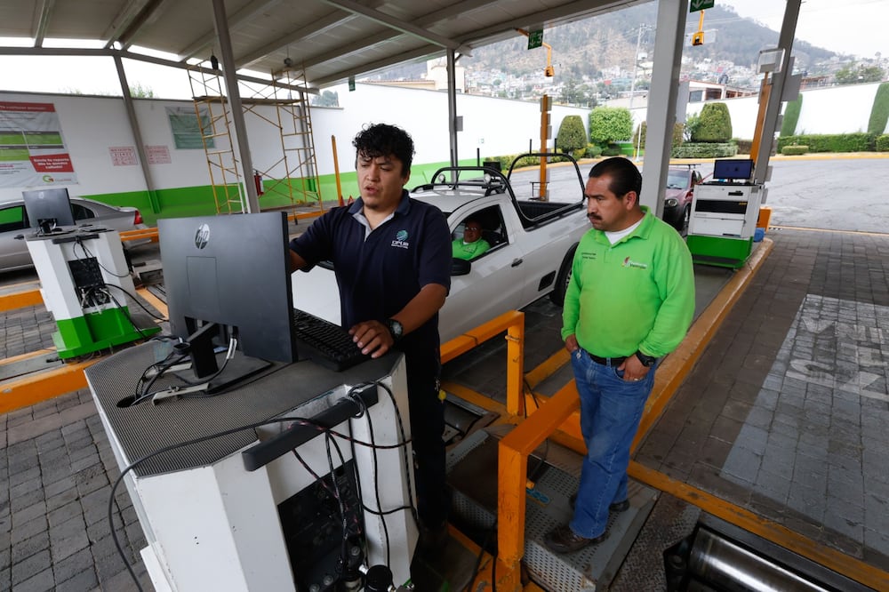 El calendario de verificación depende del holograma y terminación de la placa. Foto Jorge Alvarado