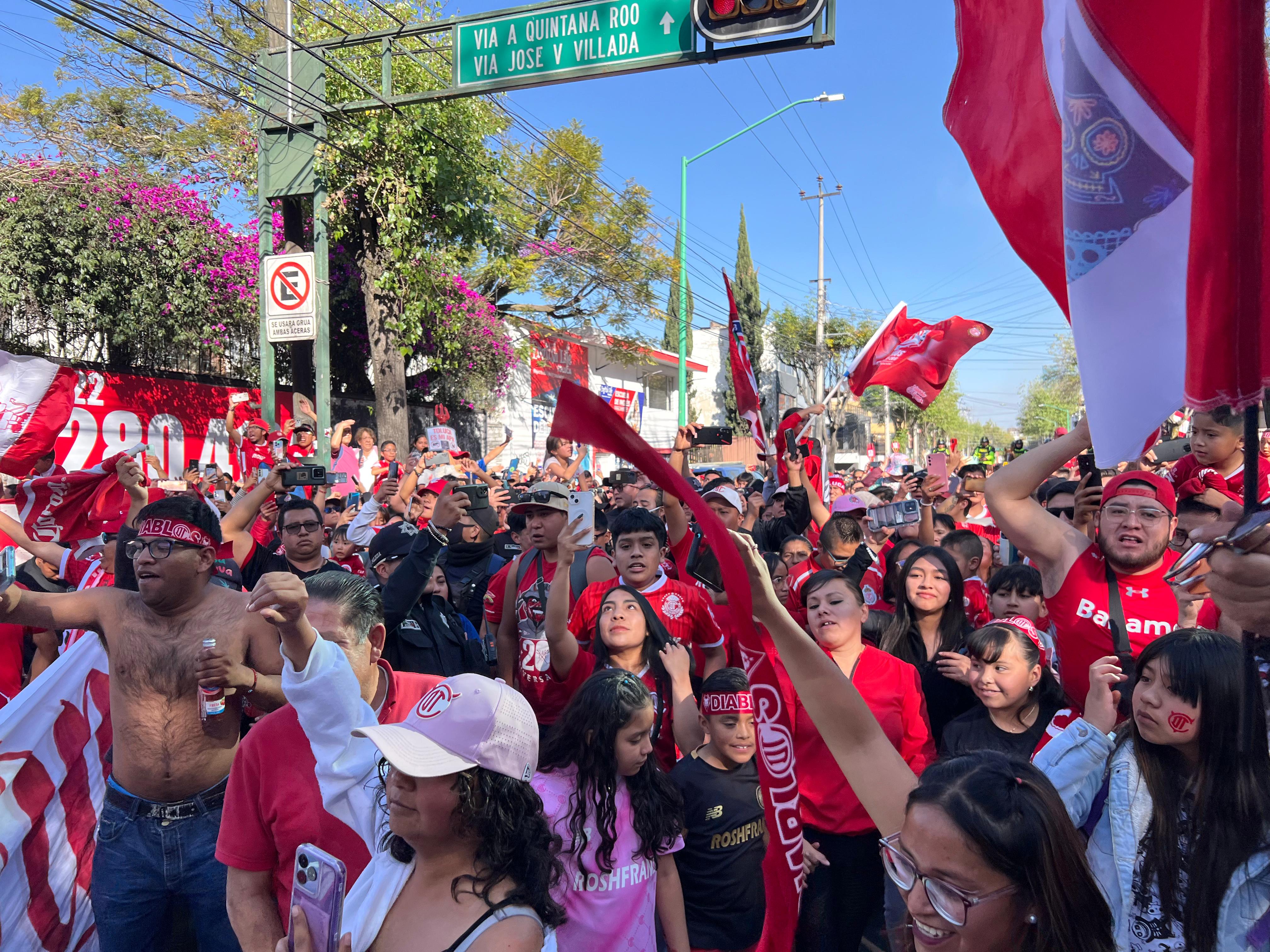 Algunas calles fueron cerradas ante la cantidad de aficionados que se dieron cita en el partido de vuelta de los cuartos de final. Foto Jorge Alvarado