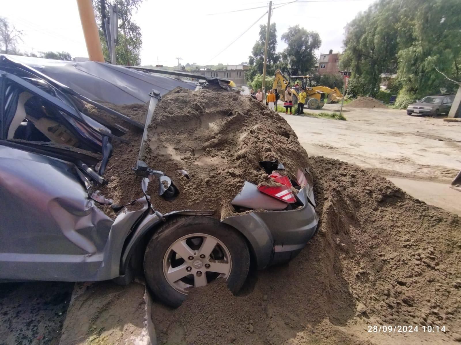 Parte del camión y de la tierra que transportaba cayeron encima de una camioneta. Foto especial