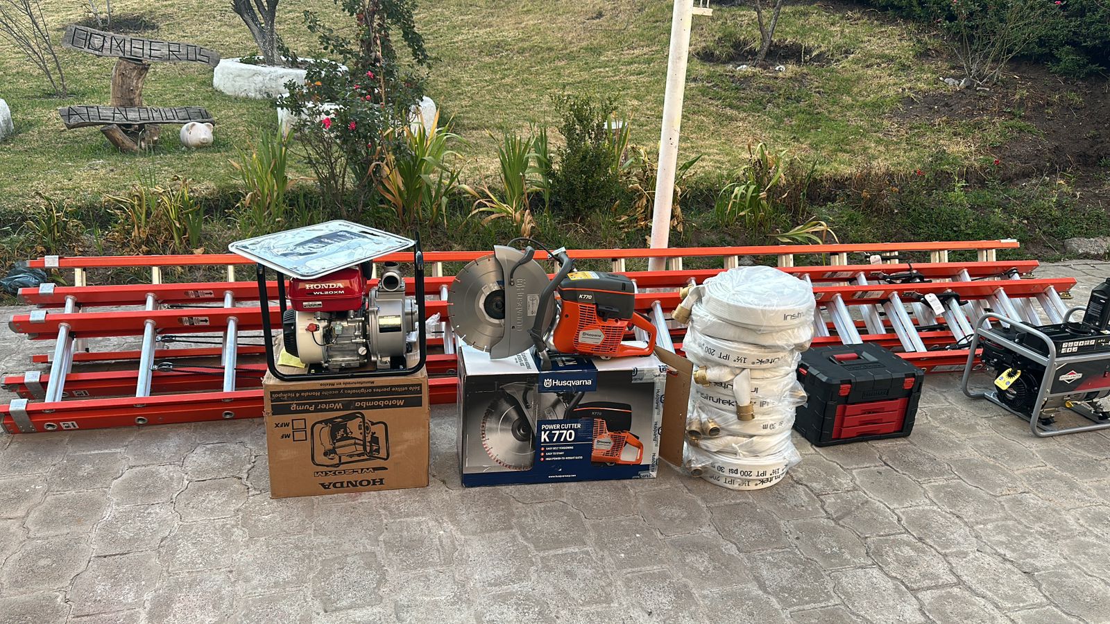 El nuevo equipamiento, incluyendo cascos, botas y trajes especializados, garantiza la seguridad de los bomberos durante sus labores.