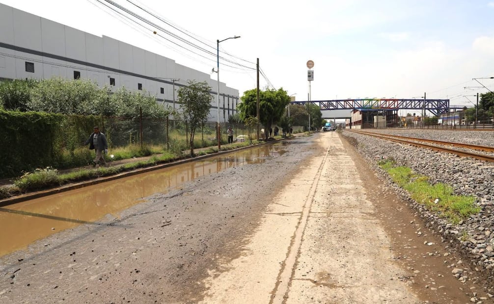 Inicio de los trabajos de pavimentación con concreto hidráulico en la transitada Avenida Ferronales, a un costado del Tren Suburbano. Foto Especial