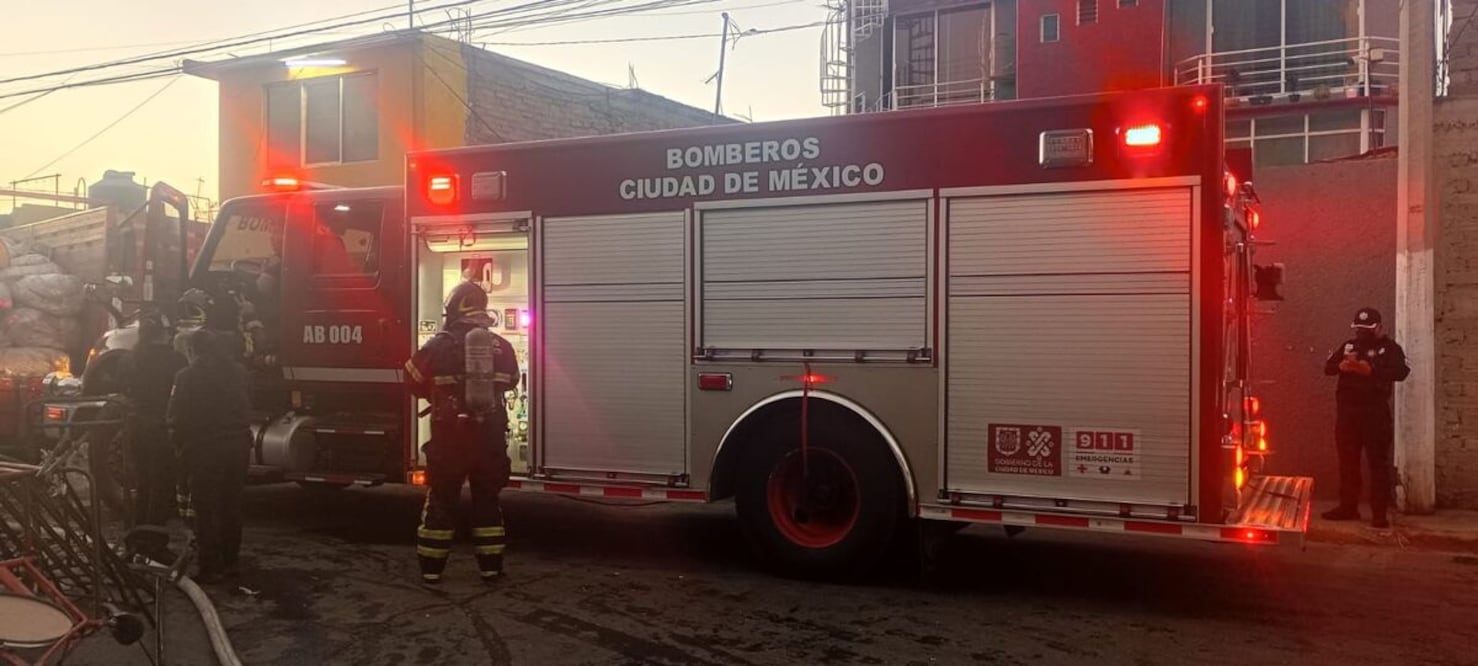 Los bomberos esperan que en unos momentos más extingan  el fuego por completo. Foto: especial