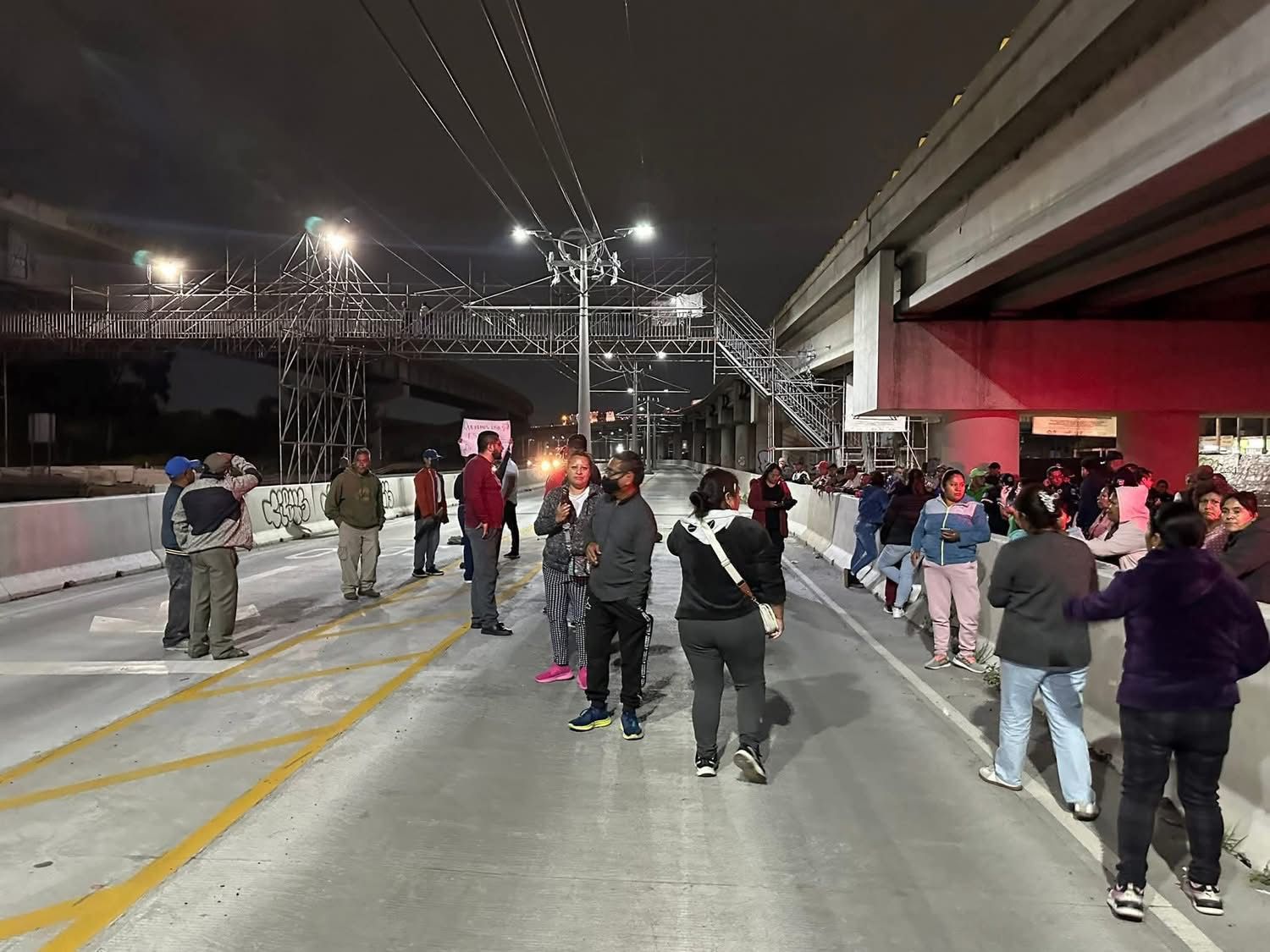 Vecinos bloquean autopista México-Puebla; exigen estación del trolebús Santa Martha-Chalco en Ixtapaluca