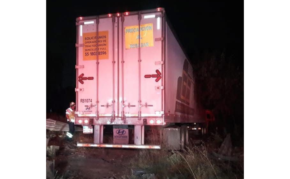 El camión de pasajeros y el tráiler chocaron en el kilómetro 49 de la autopista México-Querétaro / Foto: Especial