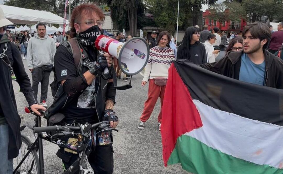 Jóvenes marchan en Paseo Colón en solidaridad con Palestina y contra la expansión de Starbucks, denunciando gentrificación y ecocidio local y global. Foto: Especial